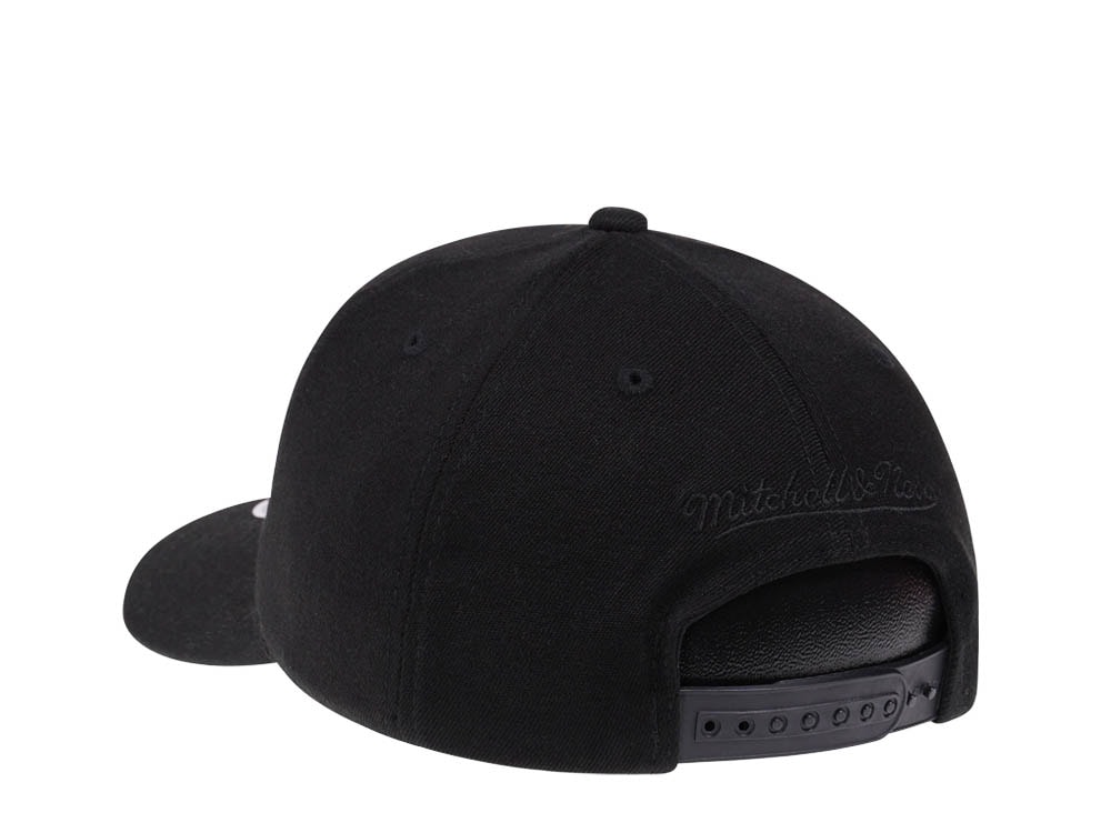 Mitchell & Ness San Antonio Spurs Black on Black Red Line Solid Flex Snapback Casquette