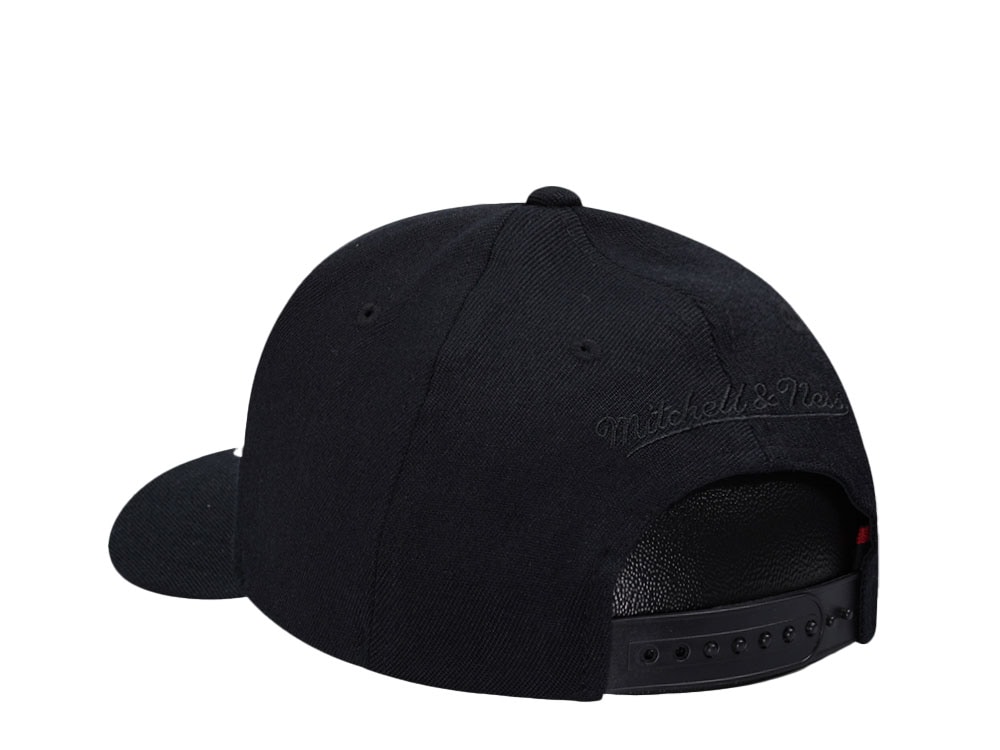 Mitchell & Ness Philadelphia 76ers Black On Black Logo Classic Red Snapback Casquette