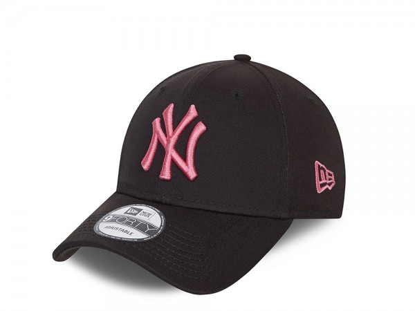 New Era New York Yankees Essential Black 9Forty Strapback Cap