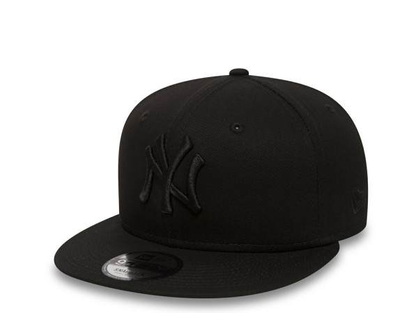 New Era New York Yankees Black on Black 9Fifty Snapback Cap