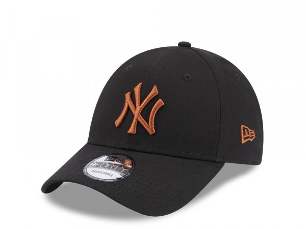 New Era New York Yankees League Essential Black 9Forty Strapback Cap
