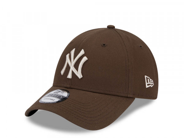 New Era New York Yankees League Essential Walnut 9Forty Strapback Cap