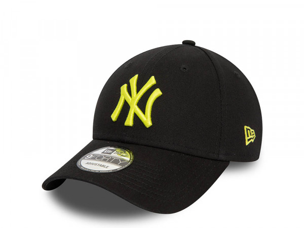 New Era New York Yankees League Essential Black 9Forty Strapback Cap