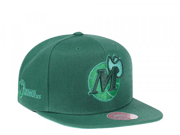 Mitchell & Ness Dallas Mavericks Green Hardwood Classic Snapback Cap
